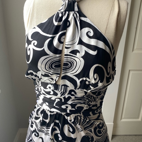 NWT Bebe Silky B&W Halter Top with Keyhole Detail - Picture 4 of 5